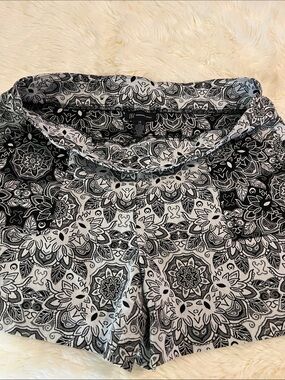 Black and White Floral Bandana Print Shorts I.N.C size 14